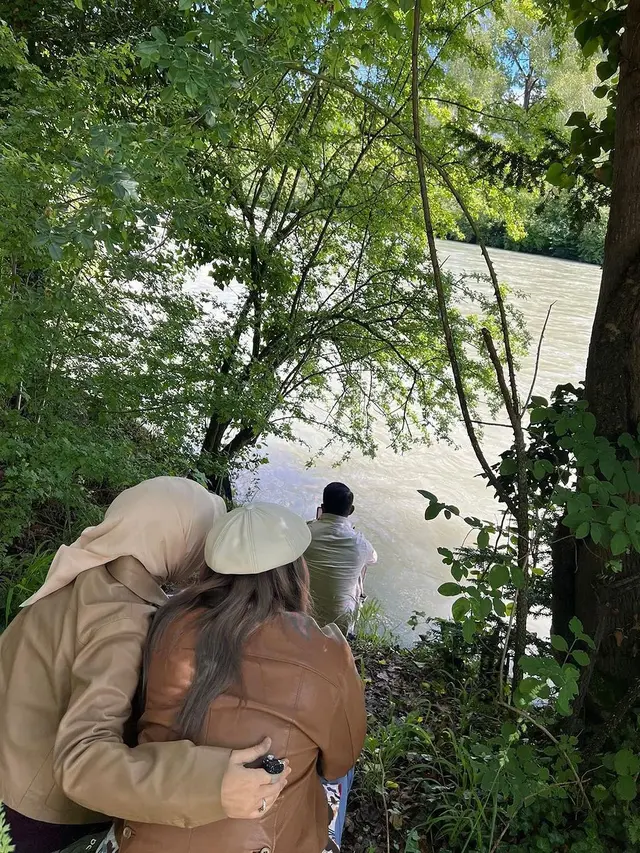 5 Potret Ridwan Kamil dan Keluarga Kunjungi Sungai Aare, Kenang Mendiang Eril