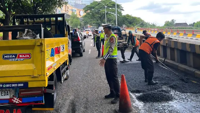 Polisi melakukan pembenahan jalan berlubang