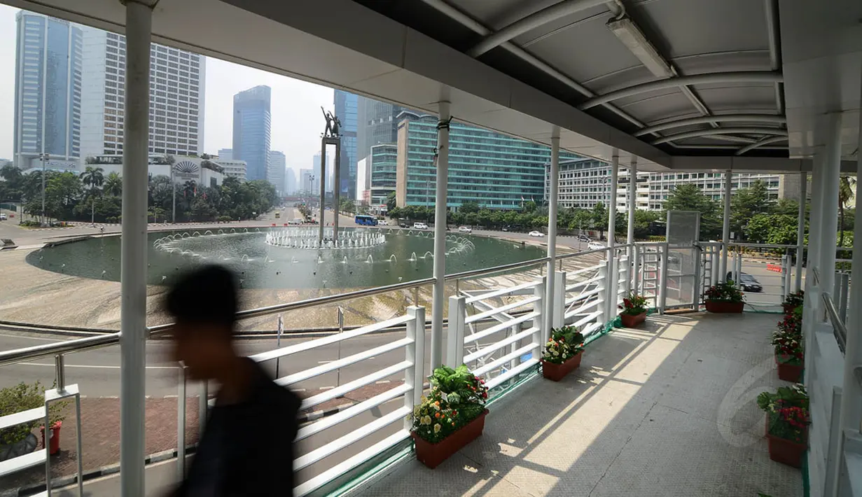Beberapa ruas jalan di Jakarta tampak lengang saat libur perayaan Natal 2014, (25/12/2014). Suasana JPO Bundaran Hotel Indonesia yang biasanya ramai, terlihat lengang saat libur perayaan Natal 2014. (Liputan6.com/Miftahul Hayat)