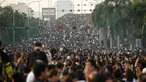 Lautan manusia iringi mobil yang membawa jenazah Raja Thailand Bhumibol Adulyadej ke Grand Palace, Bangkok, Thailand, Jumat (14/10). (REUTERS / Athit Perawongmetha)