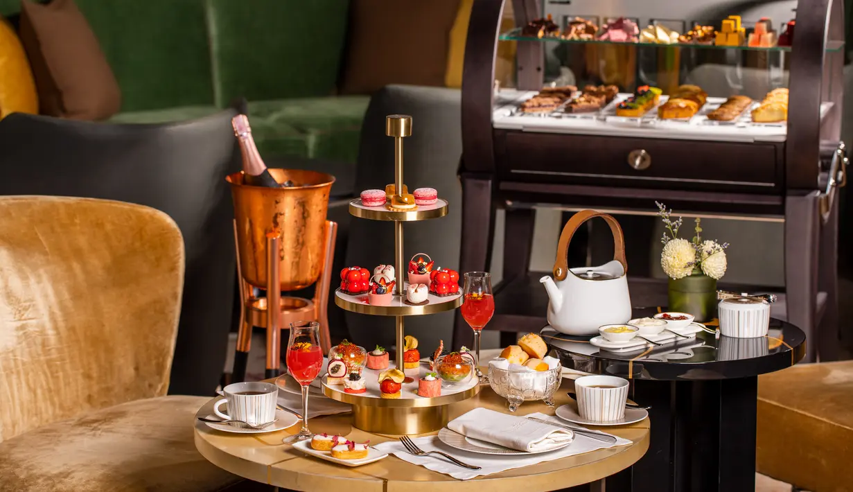 Untuk menikmati momen yang lebih intim dan santai, kamu dan pasangan dapat menikmati yang opsi satu ini. The Executive Pastry Chef, Kevin Lee telah mempersiapkan suasana sore yang romantis dan elegan dengan the signature afternoon tea. Dimulai dari harga IDR 588,000++ per person hingga IDR 728,000++ per person yang lengkap dengan menu oyster, angel hair pasta dan caviar. / Foto dok: The St. Regis Jakarta.