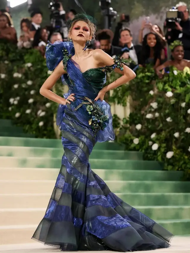 Potret Zendaya Bawa Drama ke Met Gala 2024, Tampil dengan 2 Looks Berbeda