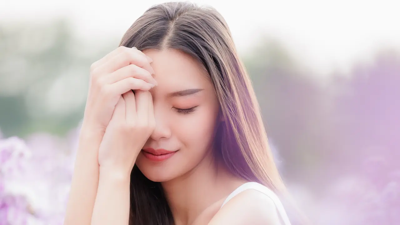 perempuan cantik pemalu