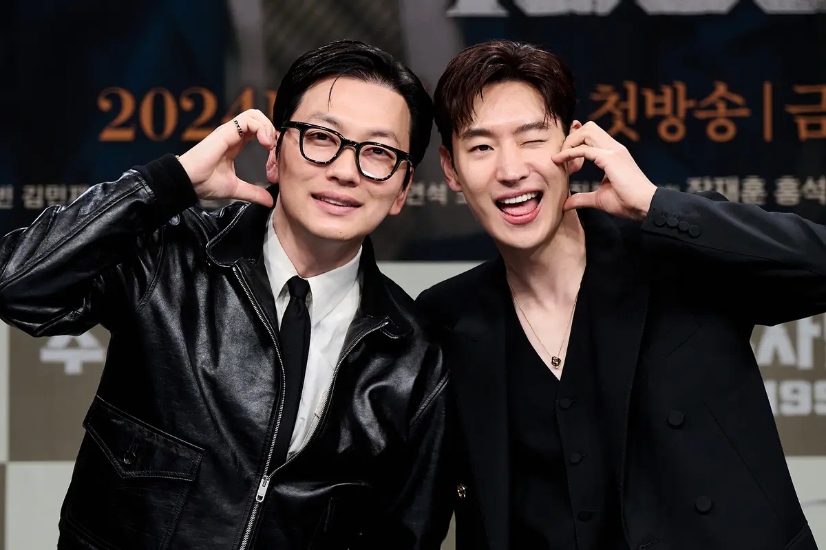 Lee Dong Hwi dan Lee Je Hoon di konferensi pers "Chief Detective 1958", Rabu (18/4/2024). [Foto: Disney+ Hotstar]