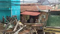 Satpol PP Kota Depok Tertibkan Bangunan Liar di Jalan Akses UI