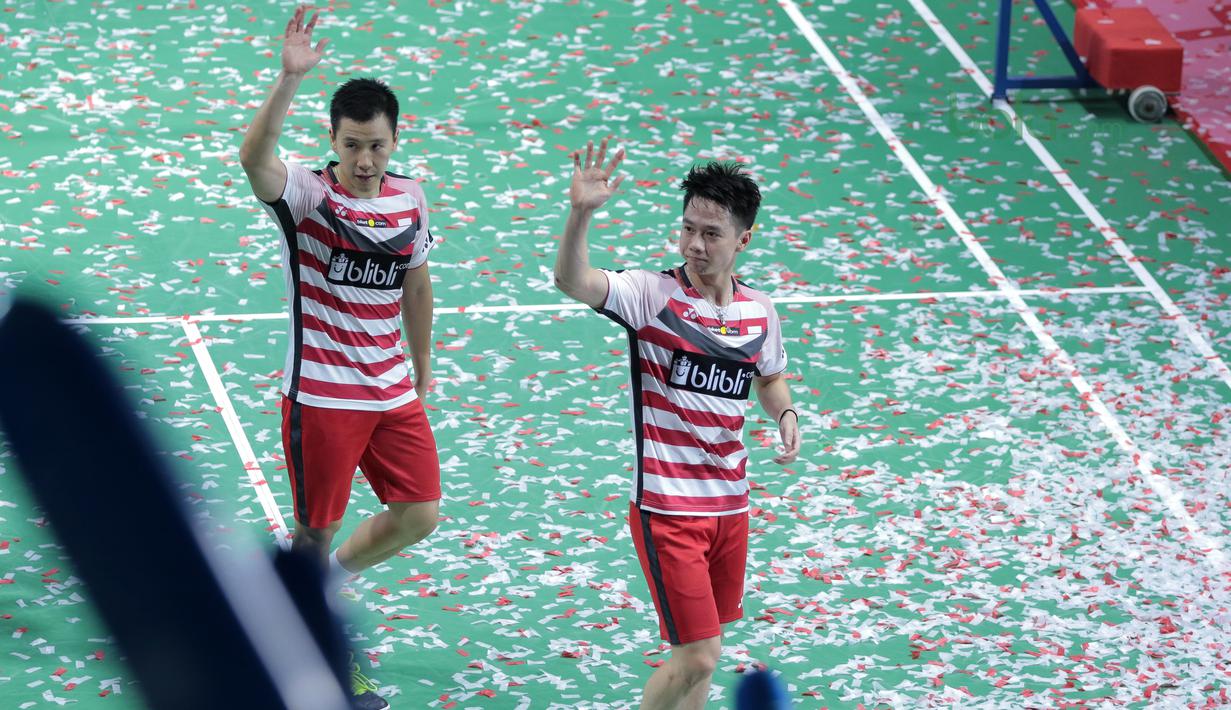 Kevin Sanjaya/Marcus Gideon merayakan kemenangan atas pasangan Jepang, Takuto Inoue/Yuki Kaneko pada final Indonesia Open 2018 di Istora Senayan, Jakarta, (8/6/2018). Tontowi/Liliyana menang 21-17, 21-8. (Bola.com/Nick Hanoatubun)