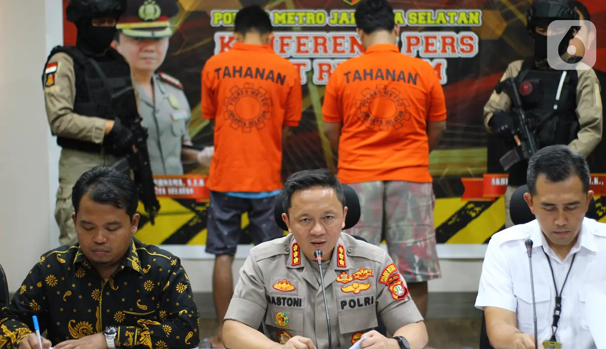 Kapolres Metro Jakarta Selatan Kombes Bastoni Purnama (tengah) menyampaikan keterangan saat konferensi pers kasus prostitusi online di Apartemen Kalibata City di Polres Metro Jakarta Selatan, Rabu (29/1/2020). Para pelaku menjual korban lewat media sosial. (merdeka.com/Magang/Muhammad Fayyadh)