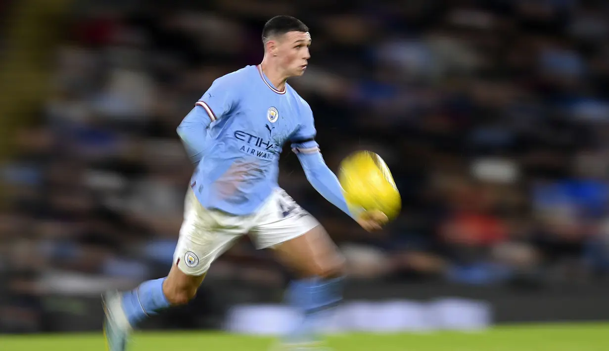Petaka Chelsea masih belum usai di babak pertama. Pada menit ke-38, The Blues tertinggal 0-3 setelah Phil Foden sukses mengkonversi umpan tarik Kyle Walker dari sisi kanan menjadi gol. (AFP/Oli Scarff)