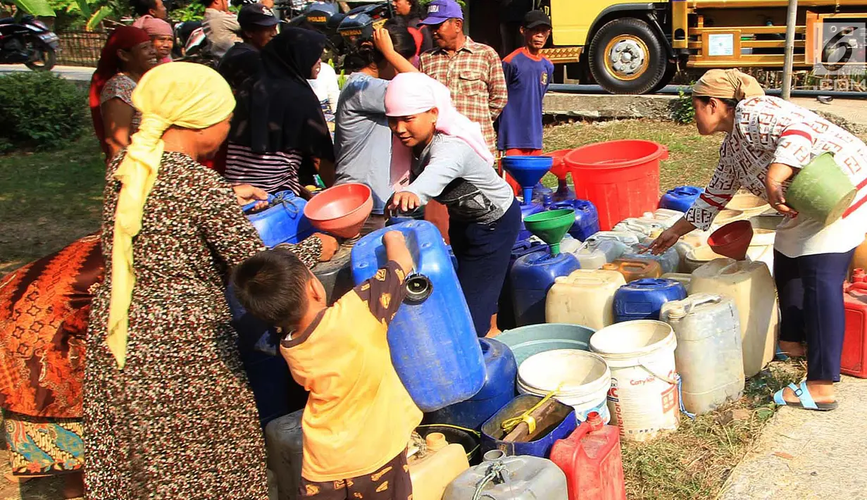 Warga antre mendapatkan bantuan air bersih dari Keluarga Besar Masyarakat Banten di Desa Ridomanah, Cibarusah, Bekasi, Jawa Barat, Rabu (3/7/2019). Sudah 2 bulan kawasan Cibarusah dan sekitarnya mengalami krisis air akibat musim kemarau. (merdeka.com/Arie Basuki)