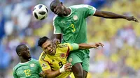 Pemain Kolombia, Radamel Falcao (tengah) berusaha menyundul bola dari kawalan dua pemain Senegal pada laga terakhir grup H di Samara Arena, Samara, Rusia, (28/6/2018). Kolombia menang 1-0. (AP/Martin Meissner)