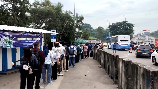 Perjuangan Warga Sawangan Depok Naik TransJakarta, Antre Kepanasan hingga Banjir Keringat