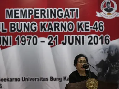 Rachmawati Soekarnoputri memberikan paparan dalam memperingati Haul Bung Karno ke-46 di Jakarta, Senin (20/6). Dengan Haul tersebut diharapkan Bangsa Indonesia bisa menggali warisan pemikirannya. (Liputan6.com/Faizal Fanani)