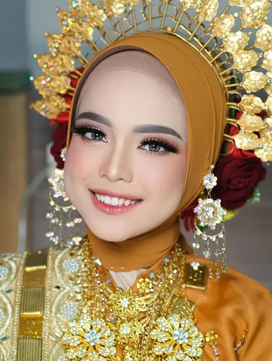 Bahkan, dalam unggahan akun Instagram @mrd_mua, momen Hantaran Uang Panai Putri Isnari berlangsung begitu meriah dan mewah. Tak sedikit pula netizen yang memuji penampilan dari wanita 20 tahun ini. (Liputan6.com/IG/@mrd_mua)