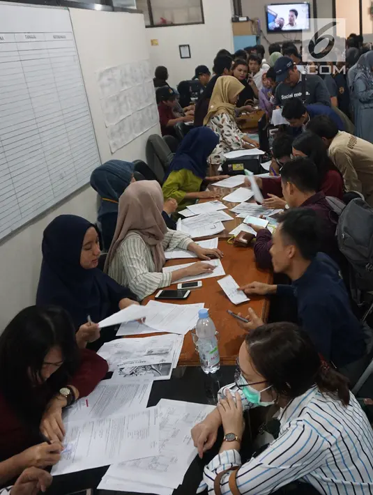 Suasana saat warga mengurus surat pindah tempat memilih atau Formulir A5 Pemilu 2019 di Kantor KPUD Jakarta Selatan, Jakarta, Rabu (10/4). Hari ini merupakan batas akhir pembuatan Formulir A5. (Liputan6.com/Herman Zakharia)