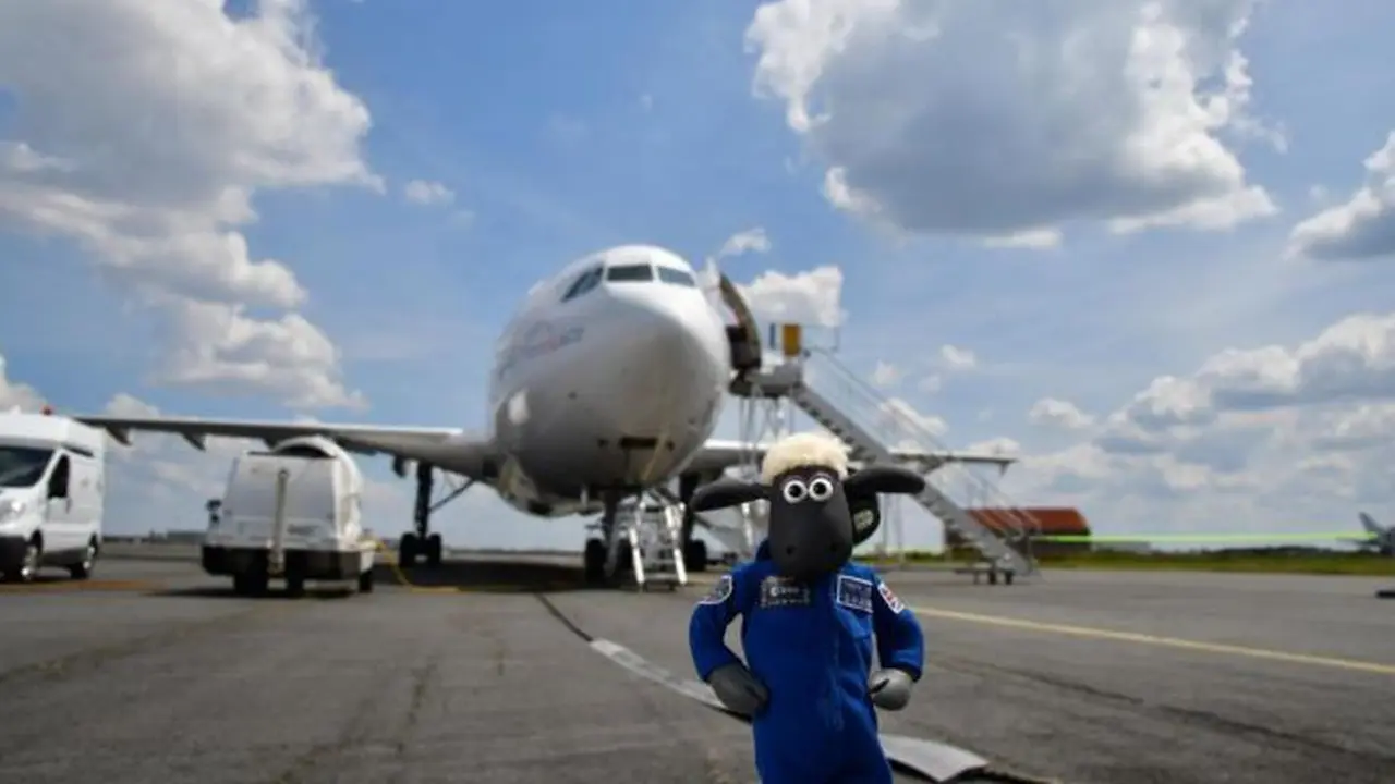 Shaun the Sheep bersiap-siap untuk menaiki pesawat Airbus A310 "zero-g" untuk penerbangan parabola untuk mensimulasikan efek gayaberat mikro (ESA / Aardman)