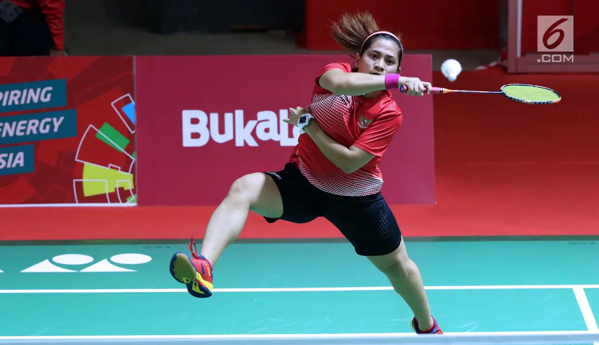 Atlet para bulutangkis tunggal putri Indonesia, Oktila Laeni Ratri mengembalikan kok ke arah Cheng Hefang (China) saat final tunggal putri SL 4 Asian Para Games 2018 di Istora GBK Jakarta, Jumat (12/10). Oktila kalah 1-2. (Liputan6.com/Helmi Fithriansyah)