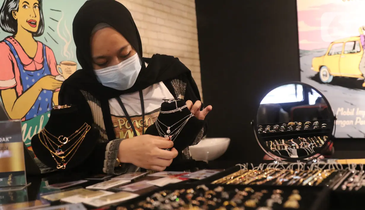 Petugas menunjukkan emas perhiasan yang dijual di Galeri 24, Jakarta, Selasa (15/12/2020). Harga emas hasil produksi PT Aneka Tambang Tbk (Antam) atau emas Antam kini turun Rp 1.000 per gram menjadi Rp 951 per gram pada perdagangan, Selasa (15/12). (Liputan6.com/Angga Yuniar)