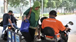 Pengunjung menggunakan jasa Ojek Disabilitas di GBK, Jakarta, Rabu (10/10). Armada Ojek Disabilitas digunakan untuk pengunjung menyaksikan Asian Para Games 2018, khususnya orang tua, anak-anak, dan penyandang disabilitas. (Merdeka.com/Iqbal S. Nugroho)