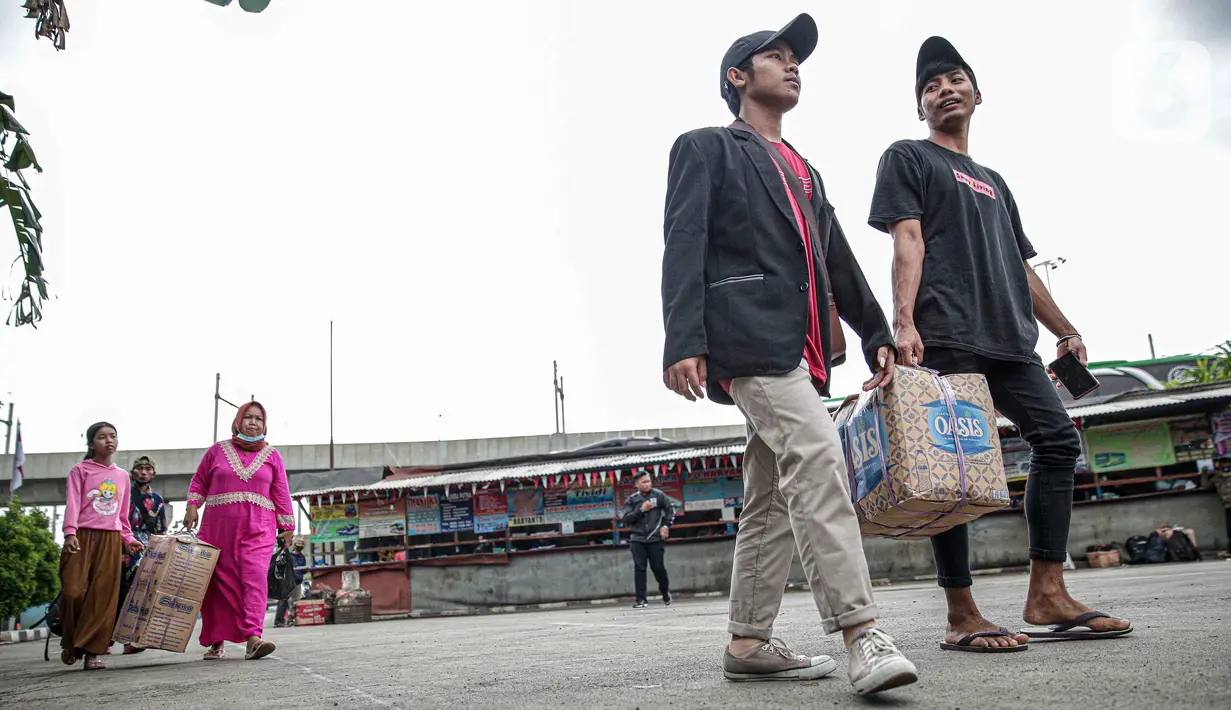 <p>Sejumlah calon penumpang berjalan di Terminal Bayangan Lebak Bulus, Jakarta, Kamis (21/4/2022). Sebagian pemudik memilih pulang kampung lebih awal untuk menghindari puncak arus mudik yang diperkirakan dimulai pada H-5 dan H-3 Lebaran 2022. (Liputan.com/Faizal Fanani)</p>