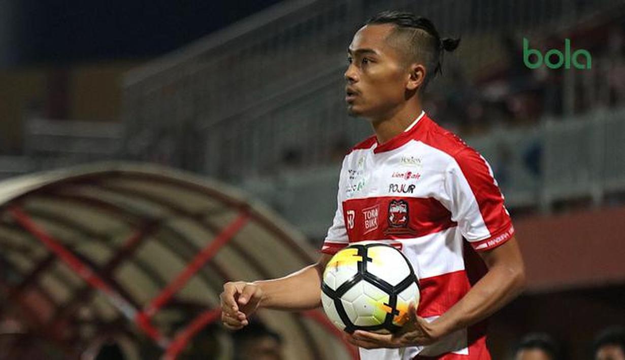 6. Andik Rendika Rama (Madura United) - Rendika Rama adalah satu bek kiri yang selalu tampil konsisten sepanjang musim ini. Sejak membela Madura United pada 2017, pemain berusia 26 tahun ini telah membukukan 69 penampilan di Liga 1.(Bola.com/Aditya Wany)