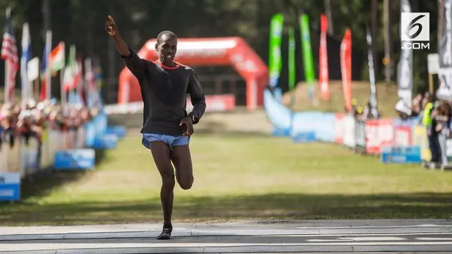 Berita video mengenai Ibrahim pelari maraton Kenya yang mesti mengikuti lomaba hanya dengan mengenakan kaus kaki saja.