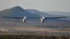 Pesawat terbesar di dunia, Stratolaunch, lepas landas pada penerbangan pertamanya di Mojave, California, Amerika Serikat, 13 April 2019. Pesawat dengan lebar sayap sepanjang lapangan sepak bola ini merupakan gabungan dua pesawat dengan enam mesin Boeing 747. (REUTERS/Gene Blevins)