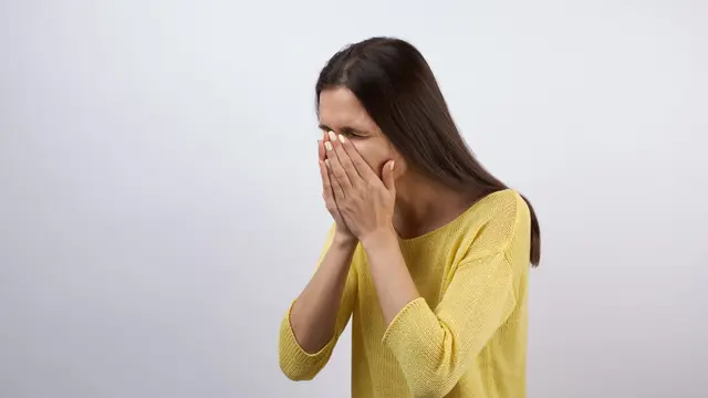 Bahaya Menahan Bersin: Gendang Telinga Pecah Hingga Tulang Retak (EverGrump/shutterstock)