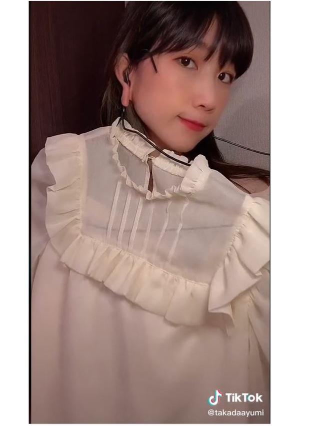 Telinga Wanita Ini Bisa 'Genggam' Tongsis hingga Payung, 6 Potretnya Bikin Takjub