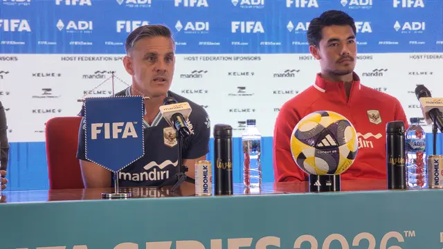 Pelatih timnas Indonesia John Herdman bersama Elkan Baggott