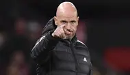 Kedatangan Erik ten Hag sebagai pelatih di Manchester United berhasil membawa Setan Merah bangkit dari keterpurukan pada beberapa musim terakhir. Langkah-langkah pelatih berkebangsaan Belanda tersebut dinilai tepat dan mujarab. Pasalnya, Ten Hag berhasil mendongrak performa MU yang saat artikel ini dibuat (19/01/2023) berhasil menempati urutan ketiga dengan raihan poin yang sama dengan Manchester City yang berada di atasnya, yaitu 39 poin. Berikut ini daftar sentuhan mujarab Erik ten Hag yang bikin MU kembali bangkit di Liga Inggris. (AFP/Oli Scarff)