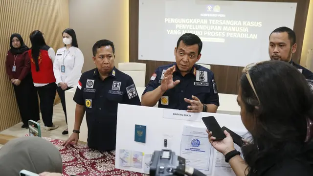 Seorang WNI pemalsu cap imigrasi ditangkap. Dirjen Imigrasi Silmy Karim mengungkap detail kasus itu ke media massa.