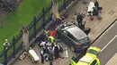 Tim paramedis menangani korban serangan teror di dekat gedung Parlemen Inggris, London, Rabu (22/3). Setelah menabrak pejalan kaki, pelaku melaju ke depan gedung parlemen, kemudian keluar dan menikam salah satu polisi yang berjaga. (ITN via AP)