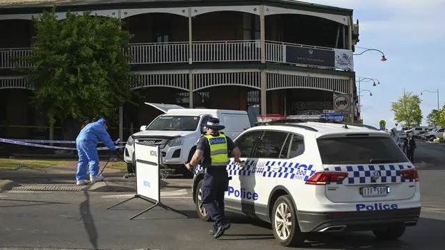 Polisi menangani insiden mobil tabrak pengunjung di luar sebuah pub di Daylesford, Melbourne, Australia. (James Ross/AP)