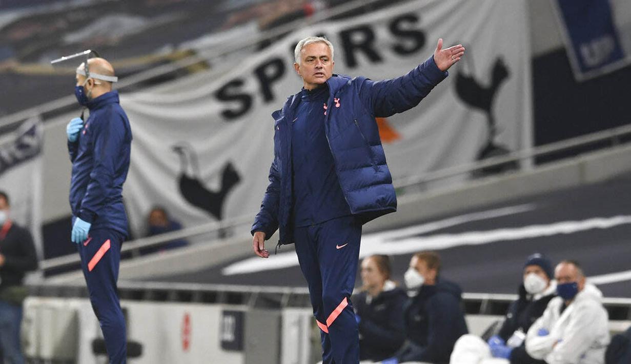 Mantan Pelatih MU itu kemudian menyindir Lampard tentang pertandingan Chelsea sebelumnya melawan West Bromwich Albion. Menurut Mou, saat itu Lampard tidak banyak berdiri di pinggir lapangan ketika Chelsea tertinggal 0-3. (Neil Hall/Pool via AP)