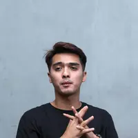 "Iya, kalau chemistry susah ya kalau pemainnya terus-terusan ganti. Tapi ya namanya pemain, aktor, kan ada sutrada, ada skenario," aku Ricky Harun, di kawasan Leuwinanggung, Bekasi, Jawa Barat, Jumat (20/1/2017). (Nurwahyunan/Bintang.com)