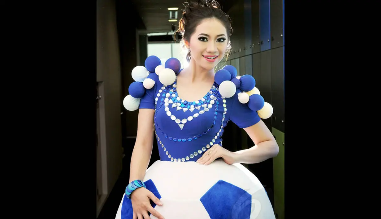Aisha Muchtar berpose dengan kostum uniknya saat berkunjung ke redaksi Liputan6.com, SCTV Tower, Jakarta. Foto diambil pada 15 November 2014. (Liputan6.com/Faisal R Syam)
