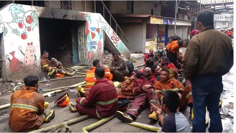 7 Potret Haru Pemadam Kebakaran di Pasar Kosambi Bandung