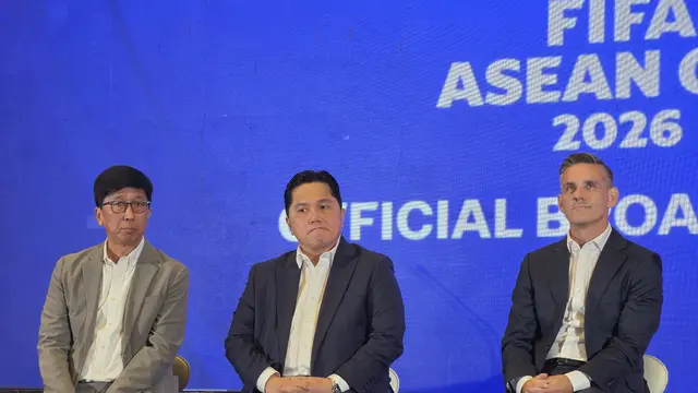 Pelatih timnas Indonesia John Herdman bersama ketua umum PSSI Erick Thohir dan Direktur Utama Emtek Media saat Jumpa Pers Emtek Media sebagai Official Broadcaster FIFA ASEAN Cup 2026