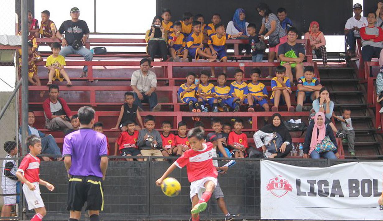 Sambil menunggu giliran bertanding, para pemain U-11 melihat tim lain bertanding dan mempelajari taktiknya dalam Liga Bola Indonesia di Sabnani Park, Tangerang Selatan, Minggu (16/10/2016). (Liga Bola Indonesia)