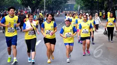 Ribuan peserta mengikuti lomba lari bertajuk 'EU On The Move 5K' di Sudirman, Jakarta, Minggu (3/5/2015). Acara lari tersebut memulai garis start di Sampoerna Strategic Square dan finish di Menara Intiland. (Liputan6.com/Yoppy Renato)
