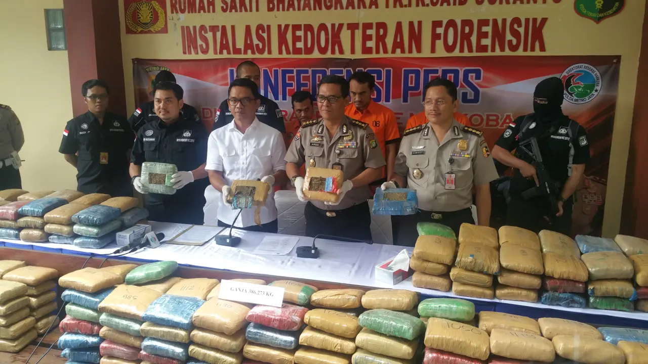 Konfrensi pers pengungkapan kasus truk pembawa ganja. (Liputan6.com/Nanda Perdana Putra)