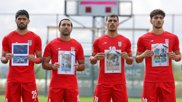 Foto: Timnas Iran Beri Penghormatan untuk Anak-anak Korban Perang di Laga Uji Coba Internasional