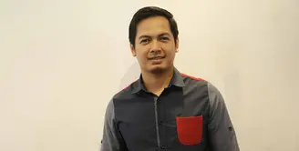 Beberapa bulan lalu, Tommy Kurniawan resmi bercerai dengan Tania Nadira. Kegagalan rumah tangga yang telah diberikan dua orang anak itu, masih sering membayangi hubungannya dengan calon istri barunya. (Nurwahyunan/Bintang.com)
