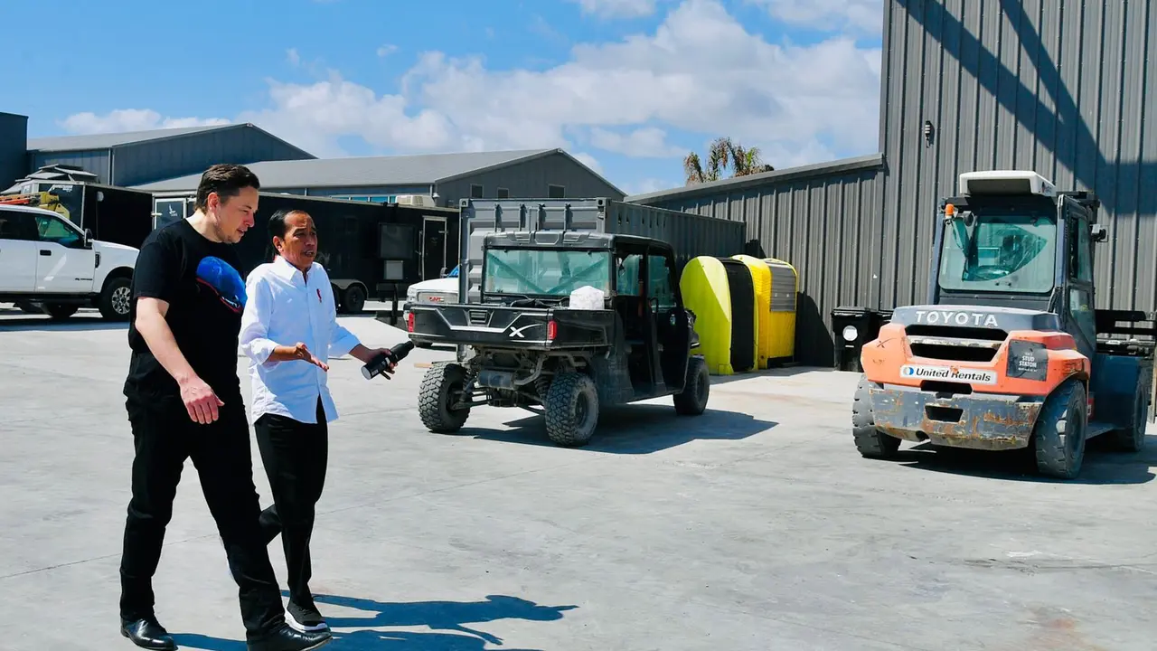 Presiden Joko Widodo atau Jokowi bertemu CEO Tesla Inc. Elon Muski di Space X, Boca Chica, Amerika Serikat, Sabtu, 14 Mei 2022. Dalam kesempatan ini, Jokowi mengundang Elon Musk untuk datang ke Indonesia. (Foto: Biro Pers Sekretariat Presiden)