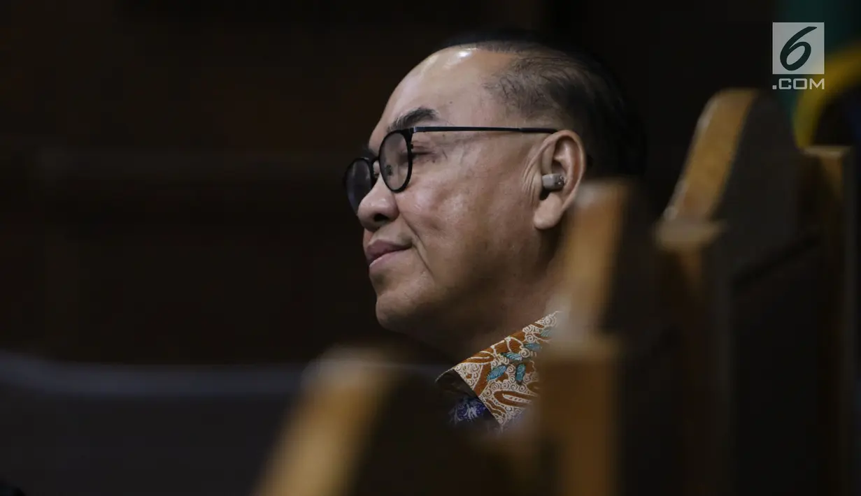 Terdakwa suap pembangunan PLTU Riau-1 Johannes Budisutrisno Kotjo menyimak keterangan saksi saat sidang lanjutan di Pengadilan Tipikor, Jakarta, Kamis (18/10). Sidang mendengar keterangan empat orang saksi. (Liputan6.com/Helmi Fithriansyah)