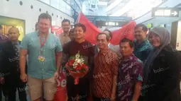 Pebalap Manor Racing asal Indonesia, Rio Haryanto disambut staf KBRI Wina dan masyarakat Indonesia saat tiba di Bandar Udara Internasional Wina, Austria, Selasa (28/6/2016). (Bola.com/Reza Khomaini)