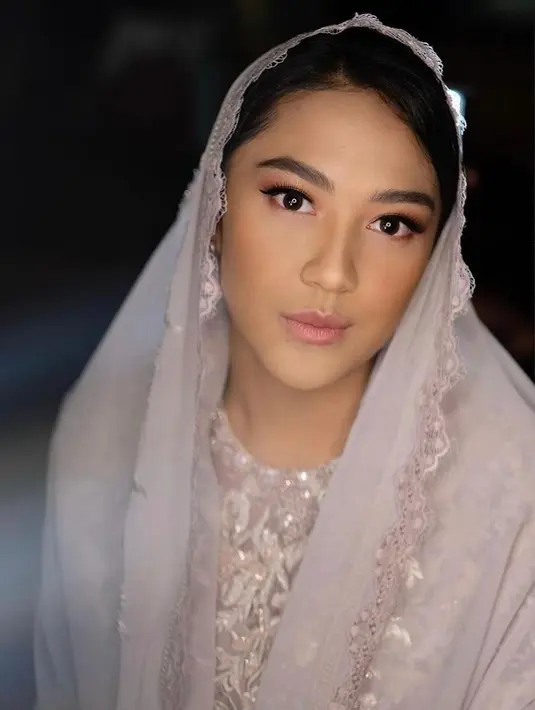 Untuk makeup, staf khusus kepresidenan ini terlihat flawless dengan natural makeup look dari MUA Bubah Alfian. (Instagram/bubahalfian).