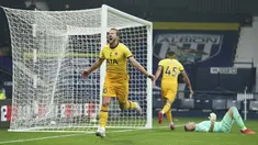 Penyerang Tottenham Hotspur, Harry Kane berselebrasi setelah mencetak gol ke gawang West Bromwich Albion pada pekan kedelapan Liga Inggris di Stadion The Hawthorne, Minggu (8/11/2020). Tottenham berhasil mengalahkan WBA 1-0 lewat gol yang dibuat Harry Kane. (AP Photo/Dave Thompson, Pool)