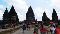 Pengunjung memadati tempat wisata Candi Prambanan di Yogyakarta, Jawa Tengah, Minggu (3/7/14). (Liputan6.com/Andrian M Tunay)
