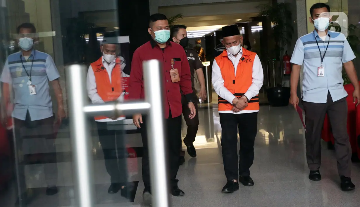 Bupati Hulu Sungai Utara (HSU), Abdul Wahid (tengah) usai menjalani rilis penetapan dan penahanan tersangka di Gedung KPK, Jakarta, Kamis (18/11/2021). Abdul Wahid merupakan tersangka suap dan gratifikasi pengadaan barang dan jasa di Kab Hulu Sungai Utara 2021-2022. (Liputan6.com/Helmi Fithriansyah)